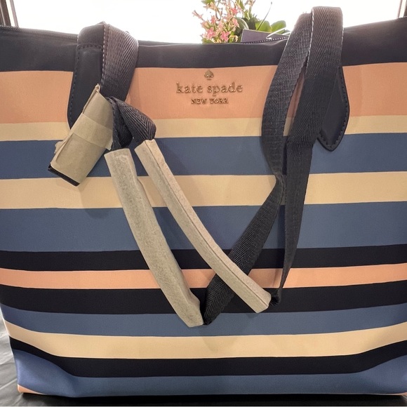 kate spade NY NWT tote set/2 large tote 14.25”wide, 11.8”high and 6.25”deep - Picture 5 of 13